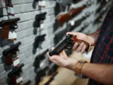Vendere o Comprare un’Arma Usata tra Privati: Quando Serve Passare da un’Armeria