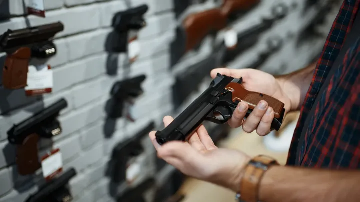 Vendere o Comprare un’Arma Usata tra Privati: Quando Serve Passare da un’Armeria